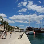 Lejlighed New Place In Old Town Of Trogir, Parking